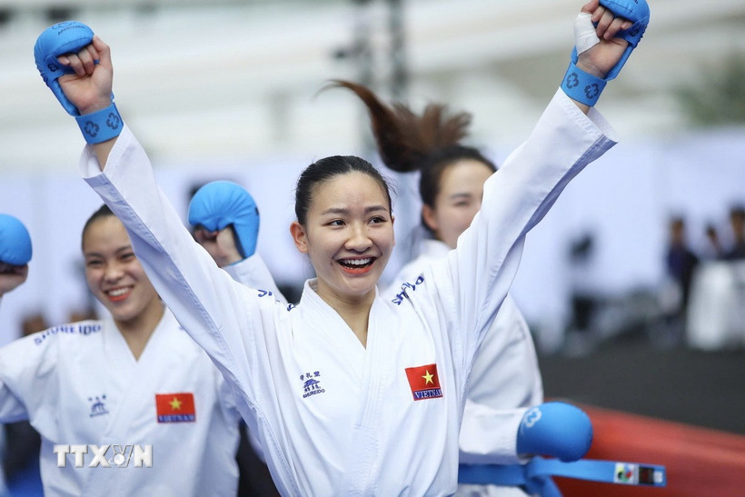 Các vận động viên Hoàng Thị Mỹ Tâm, Đinh Thị Hương, Nguyễn Thị Diệu Ly và Nguyễn Thị Thu thi đấu xuất sắc, đánh bại chủ nhà Thái Lan 2-0, giành huy chương Vàng. (Ảnh: TTXVN phát)