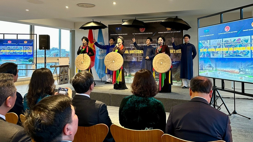 Đại diện lãnh đạo UNESCO và phái đoàn quốc tế nghe biểu diễn quan họ Bắc Ninh. (Ảnh: Nguyễn Thu Hà/TTXVN)