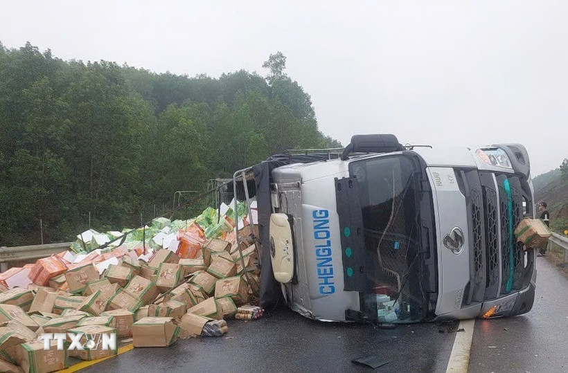 Chiếc xe chắn ngang đường sau vụ tai nạn. (Ảnh: TTXVN phát)