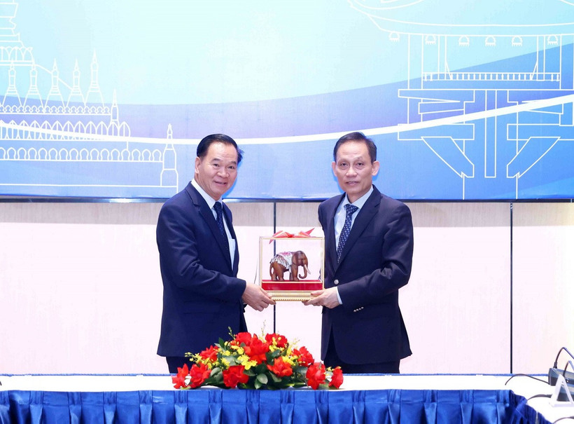 Chánh Văn phòng Trung ương Đảng Nhân dân Cách mạng Lào Thongsalith Mangnomek trao quà lưu niệm cho ông Lê Hoài Trung, Chánh Văn phòng Trung ương. (Ảnh: Phương Hoa/TTXVN)