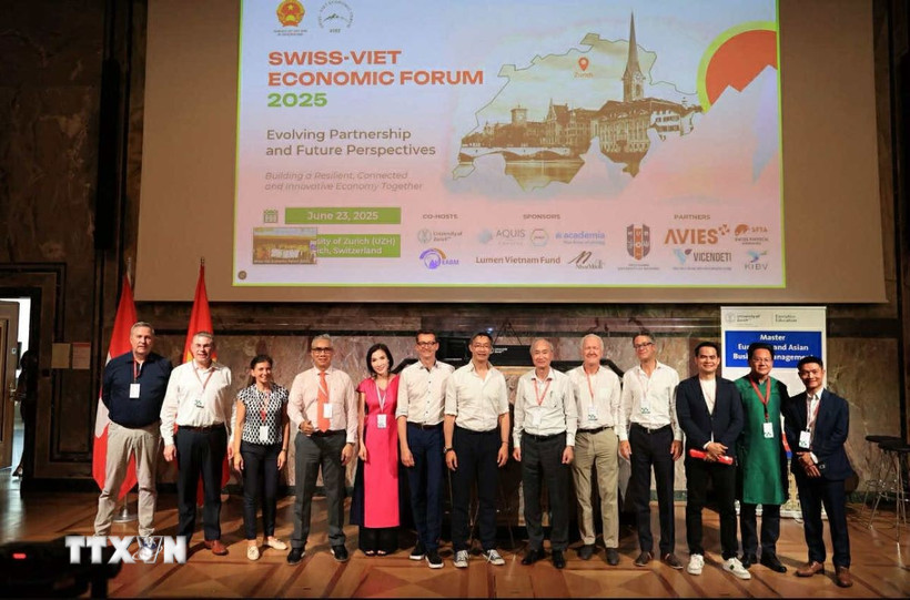 Đại sứ Phùng Thế Long cùng Ban lãnh đạo SVEF và quan khách. (Ảnh: Anh Hiển/TTXVN)