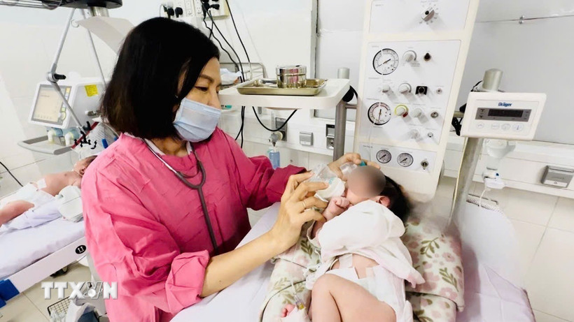 Mẹ và bé trai sơ sinh sau phẫu thuật trong phòng Hồi sức sơ sinh, Bệnh viện Đa khoa tỉnh Khánh Hòa. (Ảnh: TTXVN phát)