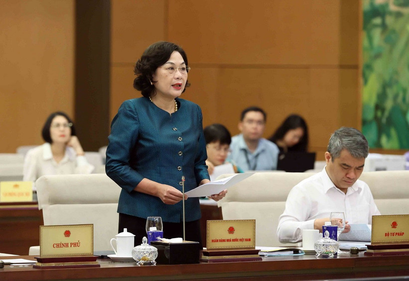 Thống đốc Ngân hàng Nhà nước Việt Nam Nguyễn Thị Hồng trình bày tóm tắt tờ trình. (Ảnh: An Đăng/TTXVN)