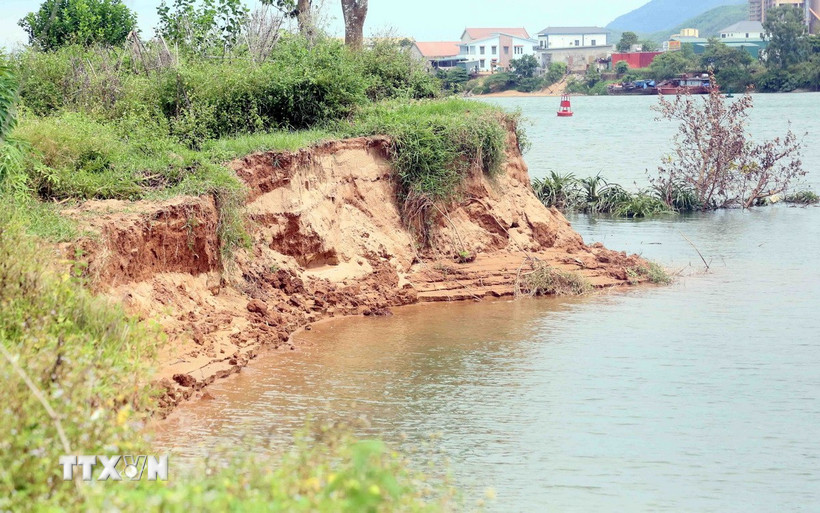 Một điểm sạt lở tại bờ sông Gianh ở Quảng Trị. (Ảnh: Tá Chuyên/TTXVN)