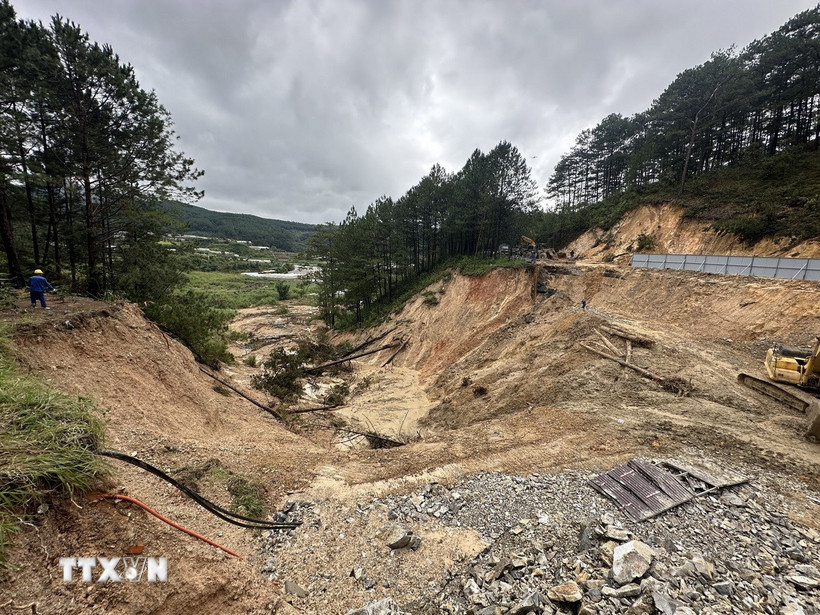 Sạt lở ở đèo Mimosa. (Ảnh: Chu Quốc Hùng/TTXVN)