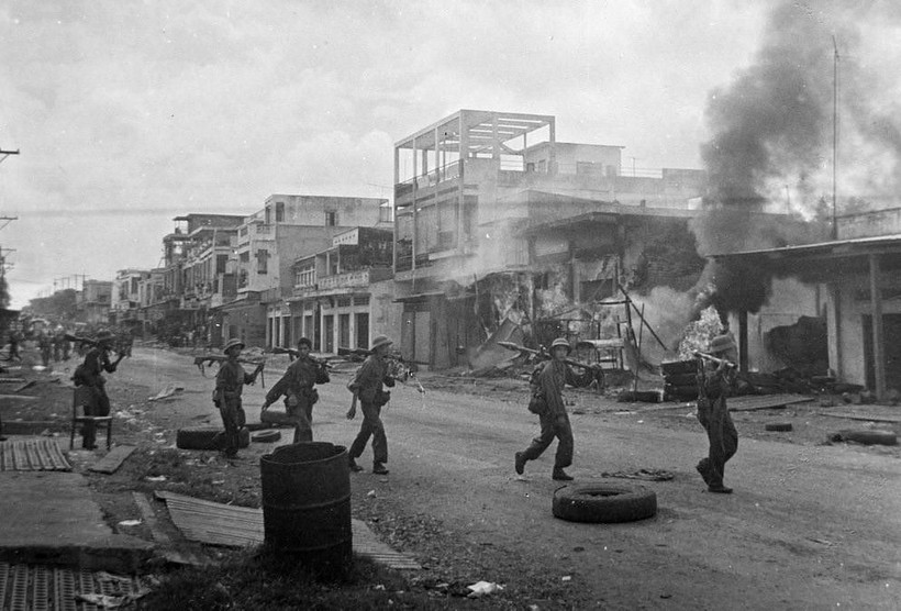 Quân ta tiến công vào thị trấn Xuân Lộc. (Ảnh: TTXVN)