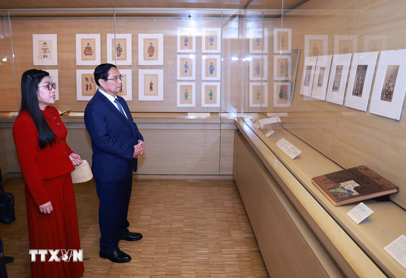Thủ tướng Phạm Minh Chính và Phu nhân tham quan Bảo tàng Quai Branly. (Ảnh: Dương Giang/TTXVN)