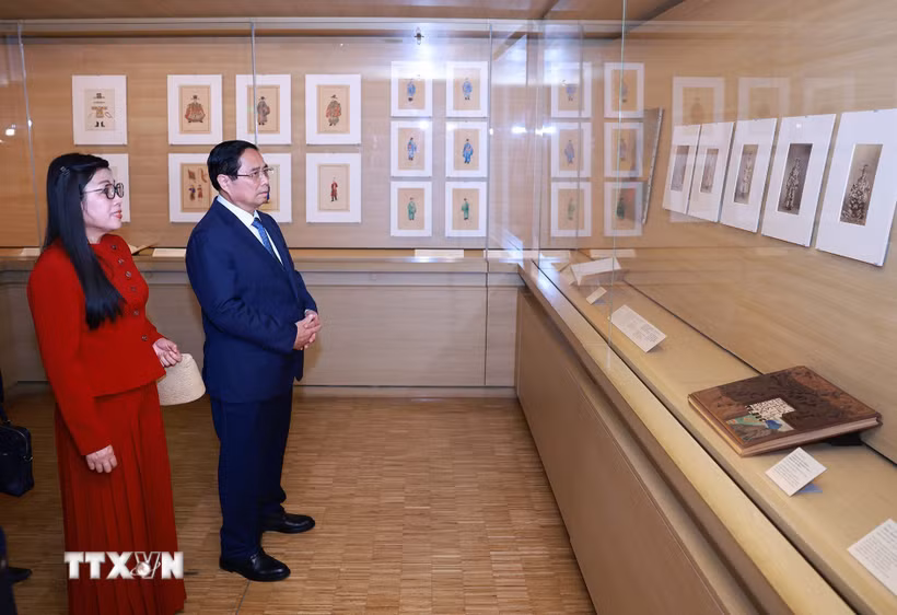 Thủ tướng Phạm Minh Chính và Phu nhân tham quan Bảo tàng Quai Branly. (Ảnh: Dương Giang/TTXVN)