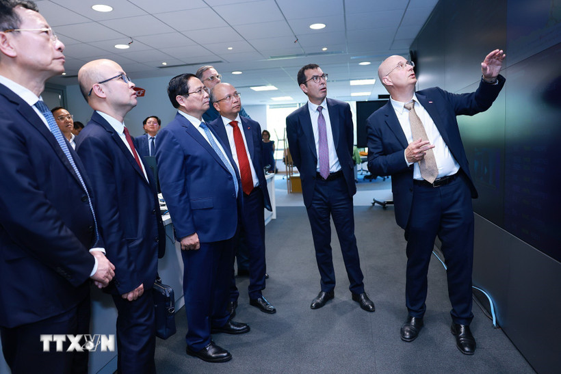 Thủ tướng Phạm Minh Chính thăm Tổng Công ty Đường sắt Pháp. (Ảnh: Dương Giang/TTXVN)