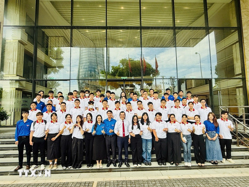 Sinh viên các ngành công nghệ thông tin được tăng cường đến các xã, phường tại thành phố Đà Nẵng để hỗ trợ người dân, doanh nghiệp và chính quyền địa phương. (Ảnh: Khoa Chương/TTXVN)