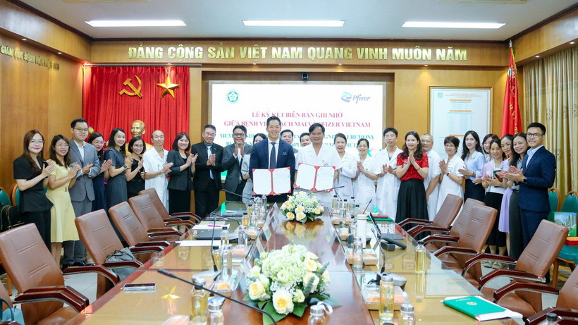 Lễ ký biên bản ghi nhớ giữa Pfizer Việt Nam và Bệnh viện Bạch Mai. 