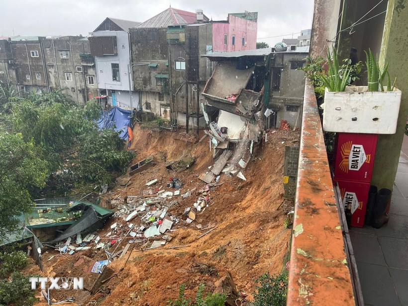 Phần móng của nhiều ngôi nhà cao tầng có nguy cơ tiếp tục sạt lở xuống vực sâu. (Ảnh: TTXVN phát)