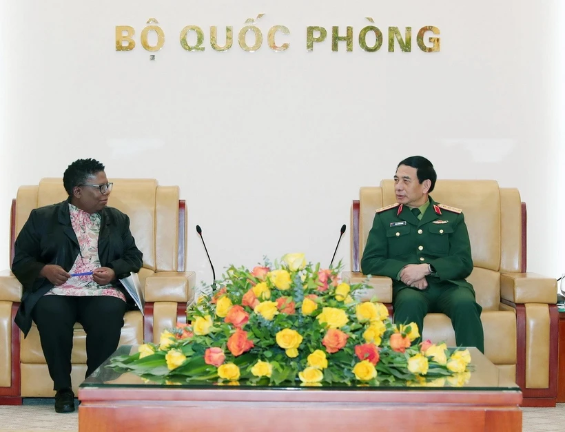 Đại tướng, Bộ trưởng Quốc phòng Phan Văn Giang tiếp Quyền Tổng Thư ký Quốc phòng Nam Phi, bà Thobekile Gamede. (Ảnh: Trọng Đức/TTXVN)