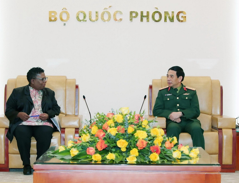 Đại tướng, Bộ trưởng Quốc phòng Phan Văn Giang tiếp Quyền Tổng Thư ký Quốc phòng Nam Phi, bà Thobekile Gamede. (Ảnh: Trọng Đức/TTXVN)