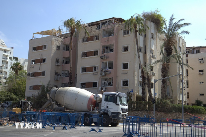Một tòa nhà chung cư ở đường Levy Eshkol, Tel Aviv bị phá hủy do trúng tên lửa rạng sáng 16/6/2025. (Ảnh: Thanh Bình/TTXVN)