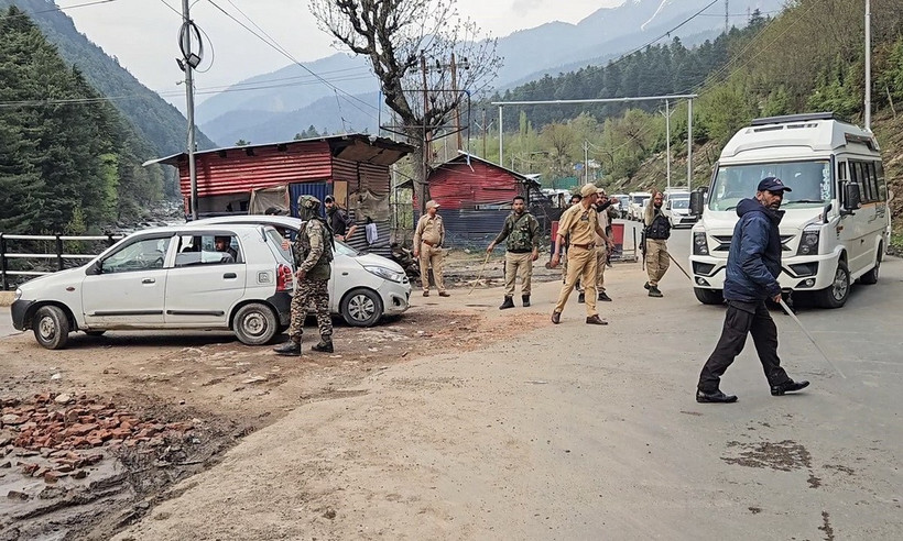 Lực lượng an ninh Ấn Độ được triển khai tại hiện trường vụ tấn công nhằm vào khách du lịch ở thị trấn Pahalgam thuộc khu vực Kashmir do Ấn Độ kiểm soát, ngày 22/4/2025. (Ảnh: ANI/TTXVN)