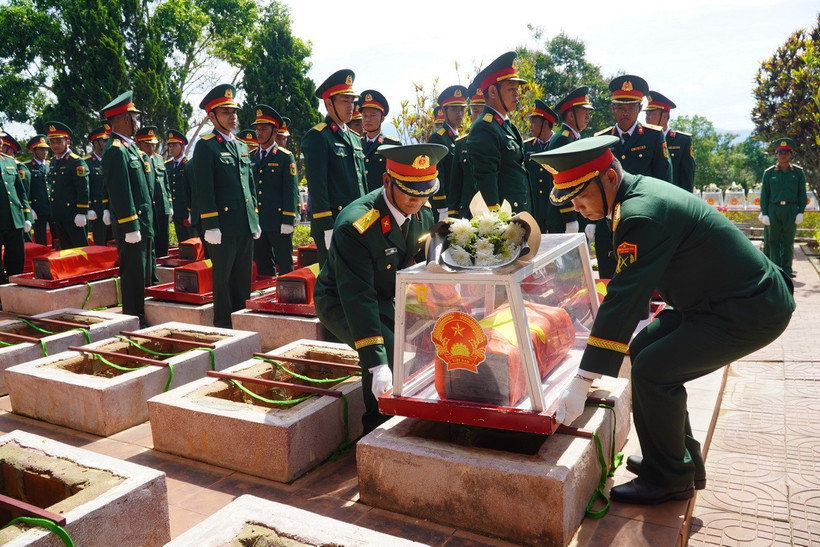An táng 26 hài cốt liệt sỹ hy sinh tại Lào và Campuchia. (Ảnh: Khoa Chương/TTXVN)