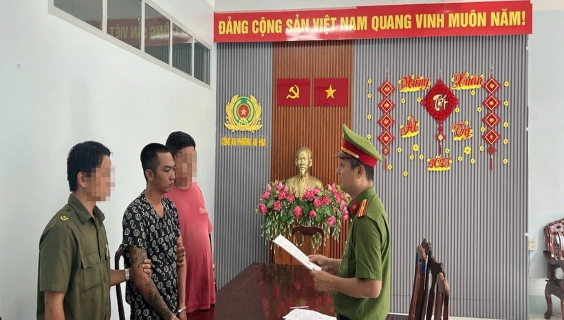 Cơ quan Cảnh sát điều tra, Công an tỉnh Kiên Giang tống đạt Quyết định khởi tố và Lệnh bắt bị can đối với đối tượng Nguyễn Vũ Bằng. (Ảnh: TTXVN phát)