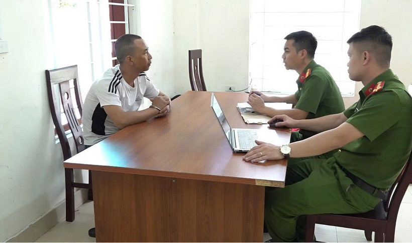 Đối tượng Vũ Anh Tuấn tại cơ quan công an. (Nguồn: Công an Nghệ An)