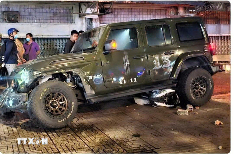 Chiếc ôtô gây tai nạn làm 2 người tử vong. (Ảnh: TTXVN phát)