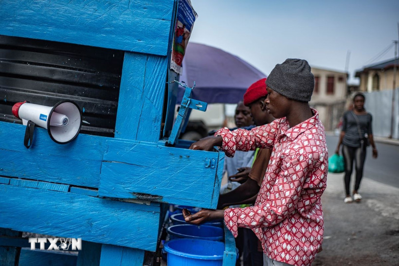 Người dân rửa tay nhằm ngăn chặn sự lây lan của bệnh đậu mùa khỉ ở tỉnh Bắc Kivu, Cộng hòa Dân chủ Congo. (Ảnh: THX/TTXVN)