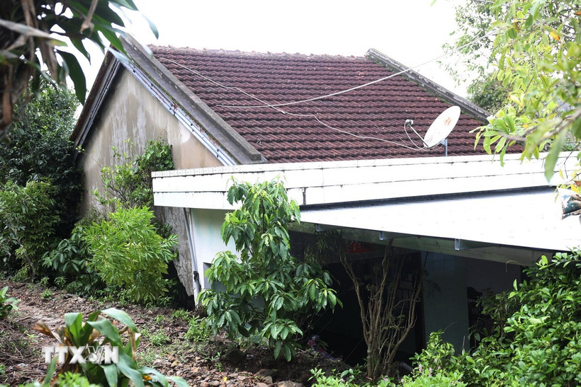 Một căn nhà bị sụt lún hoàn toàn sau trận mưa lũ lịch sử ở Đắk Lắk. (Ảnh: Tuấn Anh/TTXVN)