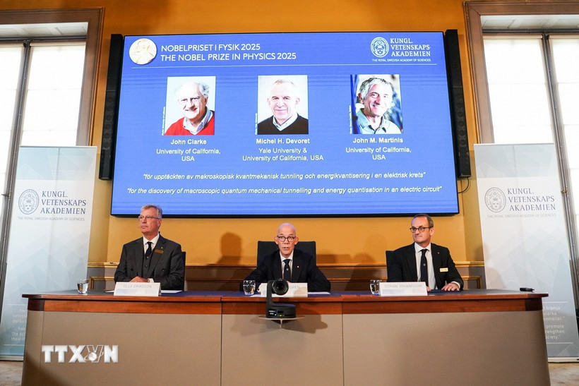 Chân dung 3 nhà khoa học người Mỹ đoạt giải Nobel Vật lý 2025 (trên màn hình, từ trái sang): John Clarke, Michel H. Devoret và John M. Martinis. (Ảnh: THX/TTXVN)