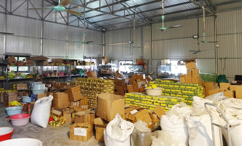 Hàng tấn chè khô gắn logo "Chè Thái Nguyên" trái phép. (Nguồn: Công an Nhân dân)