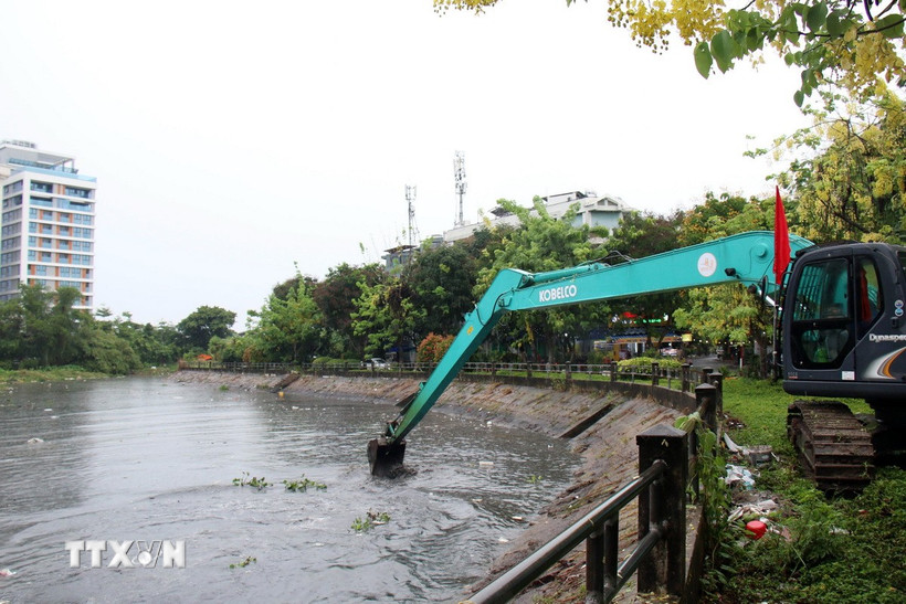 Các nhà thầu thi công nạo vét rạch Xuyên Tâm, đoạn phía trước Trường Đại học Văn Lang. (Ảnh: Tiến Lực/TTXVN)