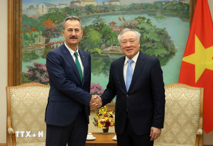 Phó Thủ tướng Thường trực Nguyễn Hòa Bình tiếp Chủ tịch Cơ quan Công nghiệp quốc phòng Thổ Nhĩ Kỳ Haluk Gorgun. (Ảnh: An Đăng/TTXVN)