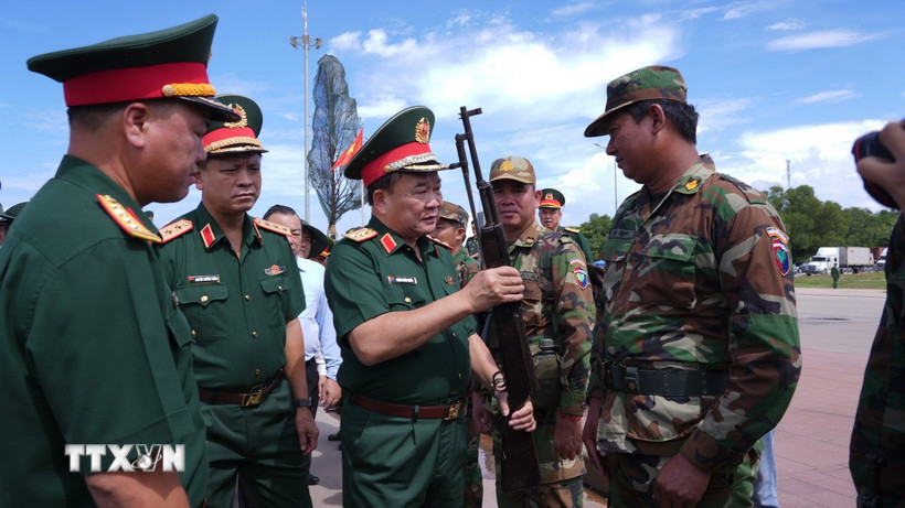 Thượng tướng Hoàng Xuân Chiến, Thứ trưởng Bộ Quốc phòng kiểm tra trang thiết bị quân dụng của Lực lượng Biên phòng Campuchia phục vụ cho Chương trình Giao lưu hữu nghị quốc phòng biên giới 2 nước. (Ảnh: Minh Phú/TTXVN)