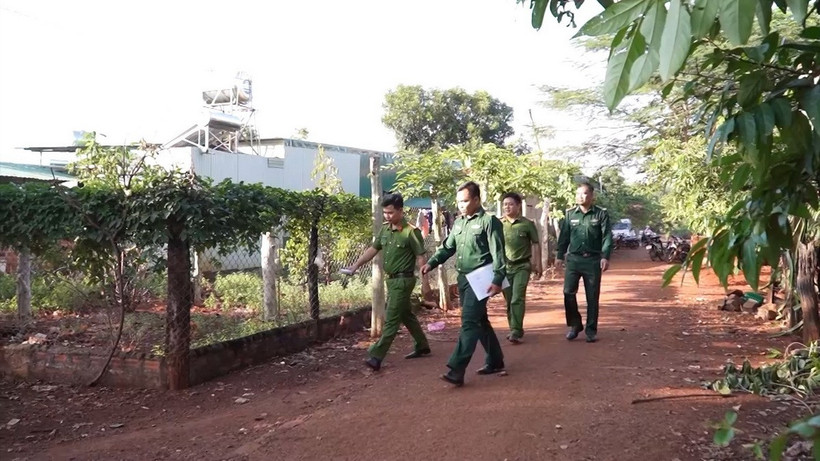 Lực lượng công an cơ sở đến tận nhà để vận động, giúp đỡ những người lầm lỡ muốn trở về sinh hoạt tôn giáo chính thống. (Ảnh: Hồng Điệp/TTXVN)