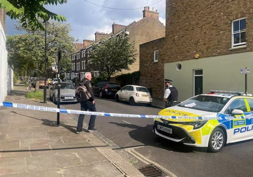 Cảnh sát phong tỏa khu vực quanh nhà riêng của Thủ tướng Anh Keir Starmer ở phía Bắc London, ngày 12/5/2025. (Nguồn: Reuters/TTXVN)