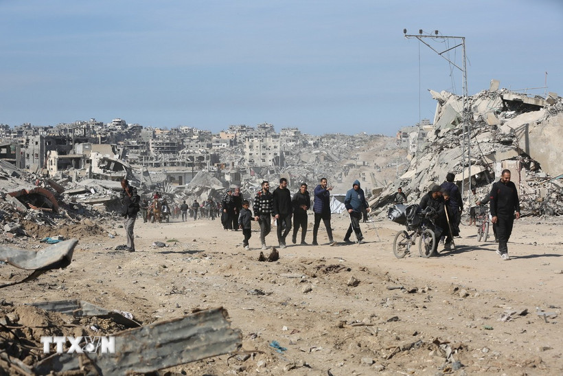 Người dân trở về nhà ở phía bắc Dải Gaza, sau khi lệnh ngừng bắn giữa Israel và Phong trào Hồi giáo Hamas có hiệu lực. (Ảnh: THX/TTXVN)
