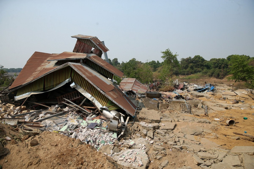 Ngôi nhà bị phá hủy do động đất tại Ava, Myanmar. (Ảnh: THX/TTXVN)