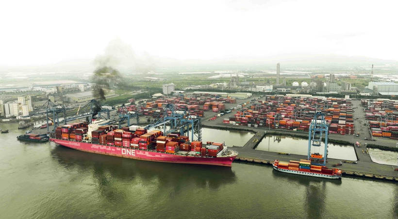 Hoạt động bốc xếp hàng container tại Cảng Quốc tế Tân Cảng-Cái Mép ở phường Tân Phước, thị xã Phú Mỹ, tỉnh Bà Rịa-Vũng Tàu. (Ảnh: Vũ Sinh/TTXVN)