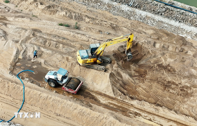 Cao tốc Cao Lãnh-An Hữu thành phần 1 đang được khẩn trương thi công, tăng ca làm việc đến 23 giờ hằng ngày, bố trí 5 mũi thi công nhằm đẩy nhân tiến độ. (Ảnh: Hồng Đạt/TTXVN)