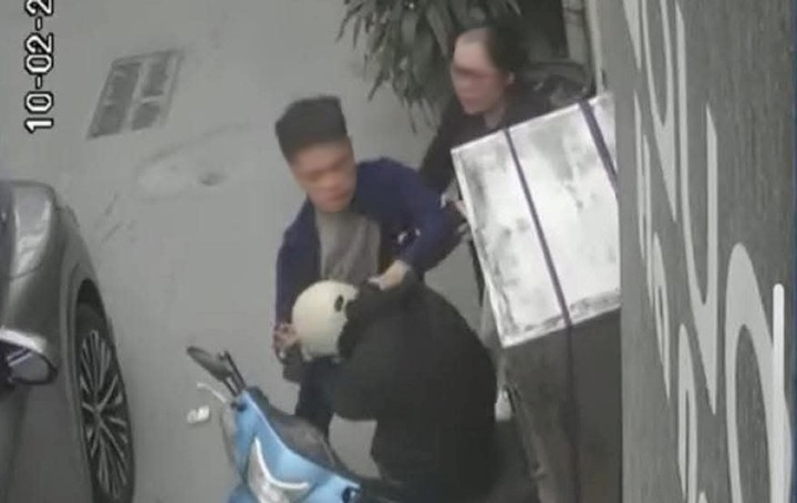 Tài xế ôtô đánh tới tấp nam shipper sau va chạm giao thông. (Ảnh cắt từ clip)