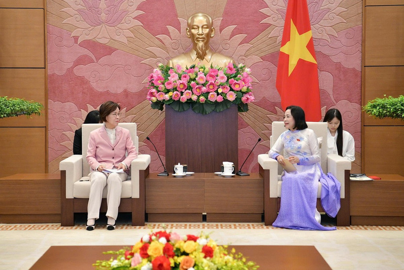 Phó Chủ tịch Quốc hội Nguyễn Thị Thanh tiếp bà Lee In-sun, Chủ tịch Ủy ban Bình đẳng giới và Gia đình, Quốc hội Hàn Quốc. (Nguồn: Cổng Thông tin điện tử Quốc hội Việt Nam)
