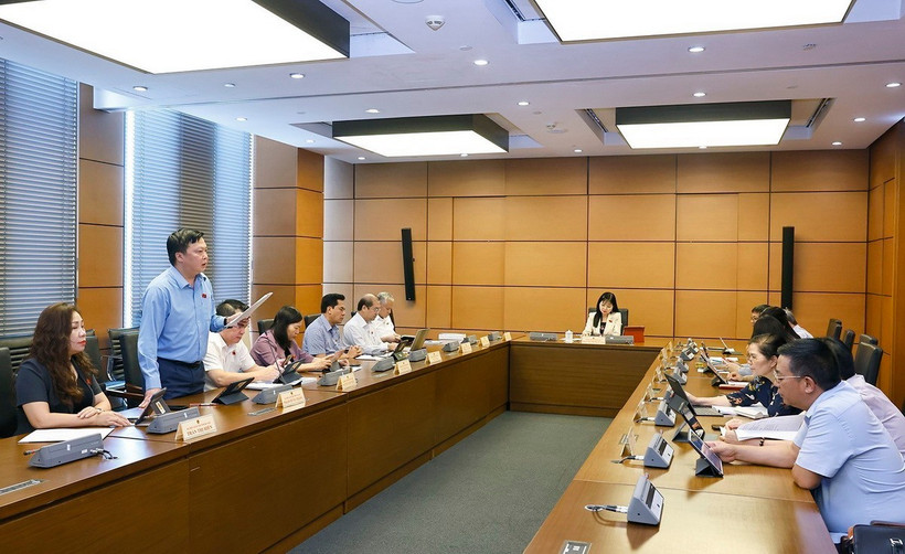 Đoàn đại biểu Quốc hội tỉnh Hà Tĩnh, Hải Dương và Ninh Thuận thảo luận ở tổ. (Ảnh: Doãn Tấn/TTXVN)