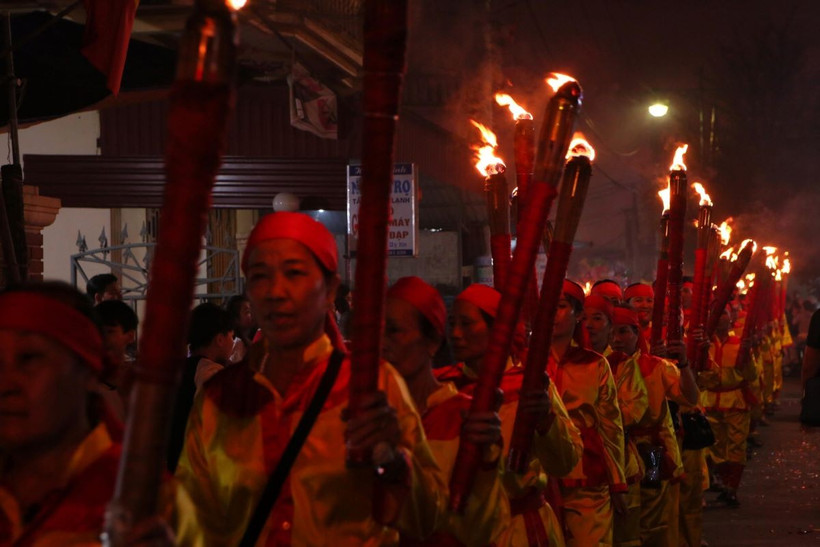 Lễ rước đuốc tại Lễ hội Phủ Dầy. (Ảnh: