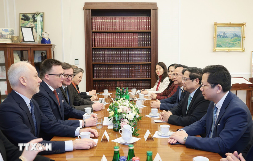 Thủ tướng Phạm Minh Chính hội kiến Chủ tịch Hạ viện Ba Lan Szymon Holownia. (Ảnh: Dương Giang/TTXVN)