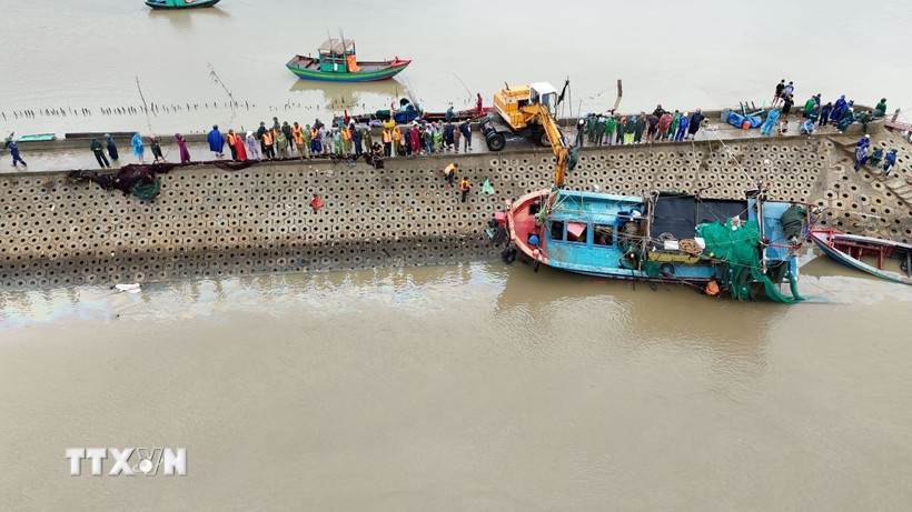 Tại khu neo đậu tránh trú bão thôn Liên Thành, Thanh Hóa, hàng chục tàu thuyền bị va đập vào nhau dẫn đến hư hỏng, vỡ nát.. (Ảnh: Hữu Quyết/TTXVN)