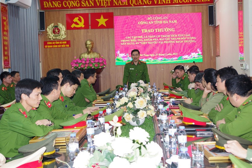 Công an tỉnh Hà Nam tổ chức Hội nghị trao thưởng cho các tập thể, cá nhân có thành tích xuất sắc trong điều tra, khám phá, bắt giữ nhanh đối tượng gây ra trọng án giết người tại phường Bạch Thượng, thị xã Duy Tiên. (Nguồn: Công an tỉnh Hà Nam)