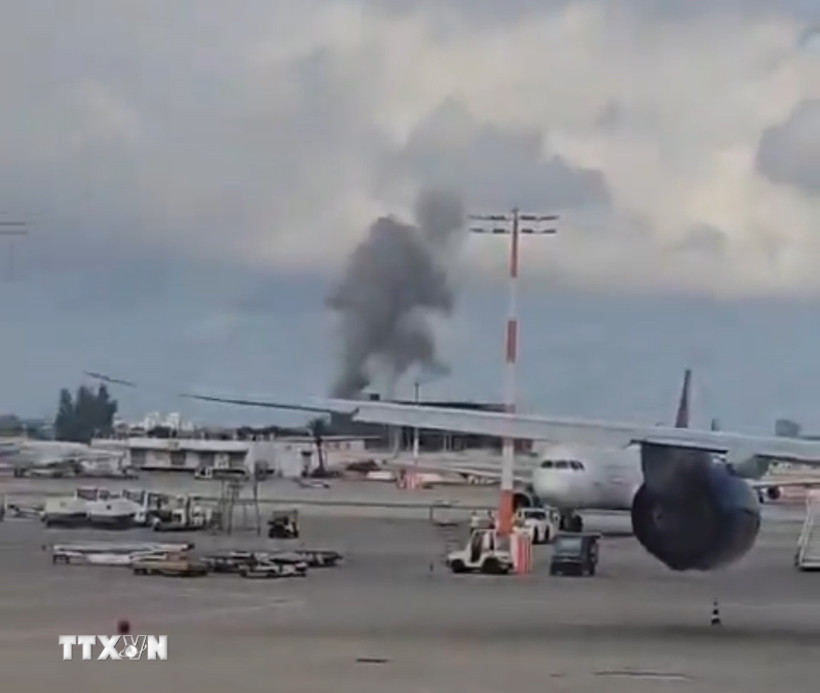 Khói bốc lên sau một vụ tấn công tên lửa nhằm vào sân bay quốc tế Ben Gurion ở Tel Aviv, Israel. (Ảnh: THX/TTXVN)