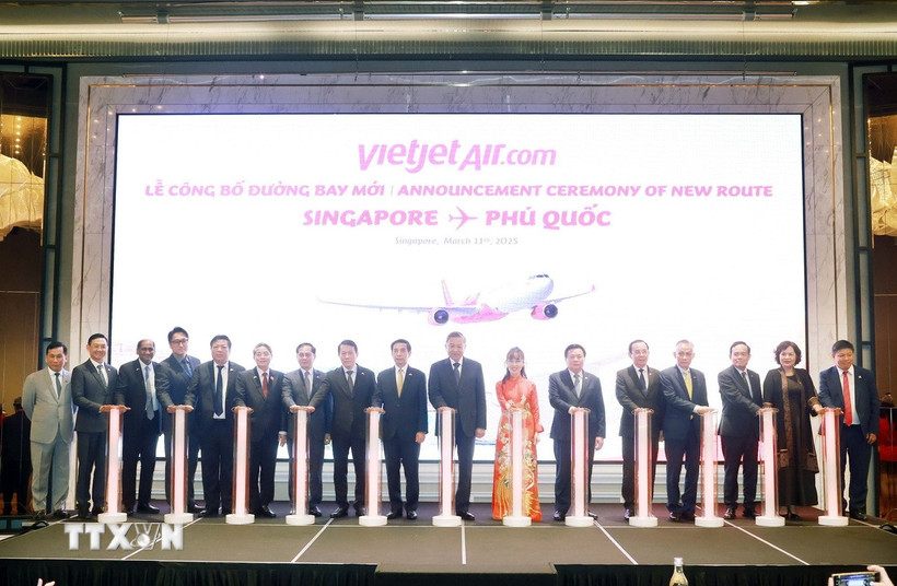 Tổng Bí thư Tô Lâm và các đại biểu thực hiện nghi thức khai trương đường bay Phú Quốc-Singapore của Vietjet Air. (Ảnh: Thống Nhất/TTXVN)