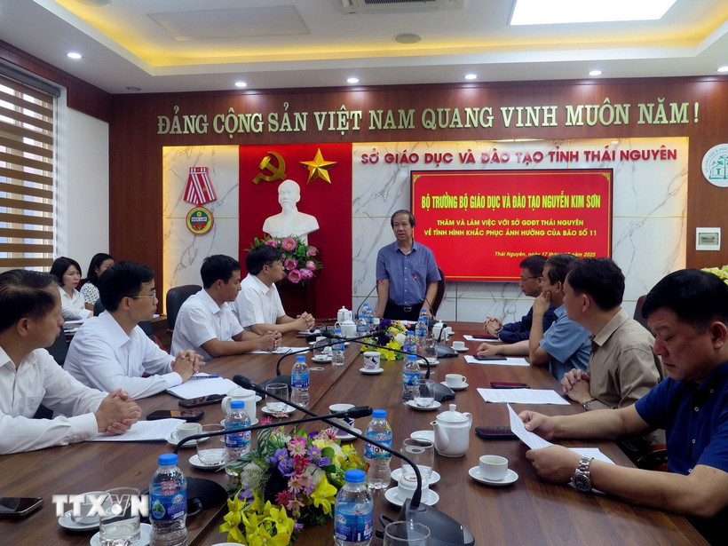 Bộ trưởng Bộ Giáo dục và Đào tạo Nguyễn Kim Sơn làm việc với Sở Giáo dục và Đào tạo tỉnh Thái Nguyên. (Ảnh: Thu Hằng/TTXVN)