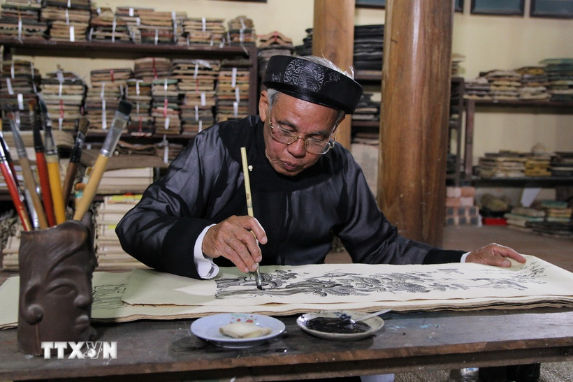 Nghệ nhân tranh Đông Hồ Nguyễn Đăng Chế. (Ảnh: TTXVN phát)