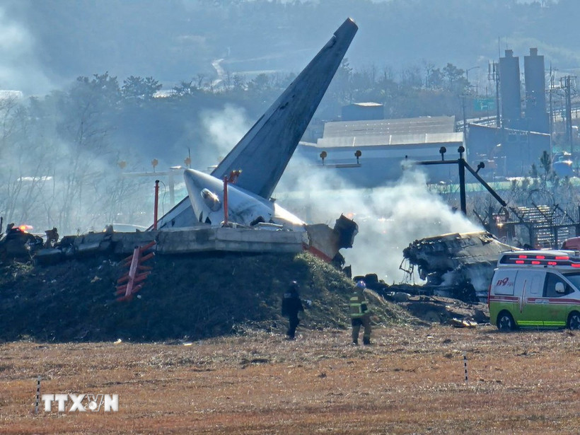 Hiện trường vụ tai nạn máy bay tại Muan, tỉnh Nam Jeolla, Hàn Quốc, ngày 29/12/2024. (Ảnh: AA/TTXVN)