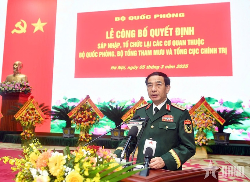 Đại tướng Phan Văn Giang phát biểu giao nhiệm vụ cho các cơ quan mới được sáp nhập, tổ chức lại. (Nguồn: Quân đội Nhân dân)